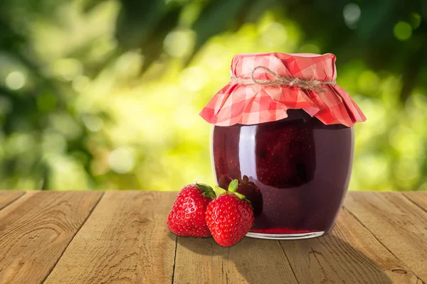 kavanoz içinde çilek reçeli