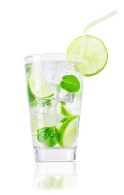 cam üzerinde beyaz izole saman ile soğuk limonata