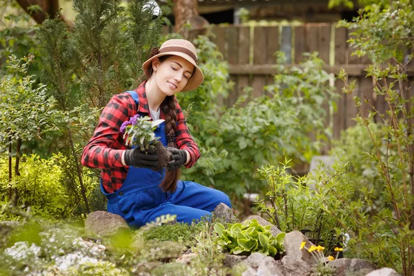 Vrouw tuinman bloem planten in de bodem — Stockfoto