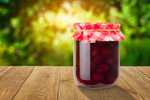 Confiture de fraises dans un pot en verre — Photo