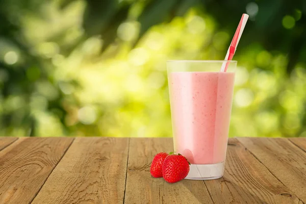 Smoothie fraise en verre — Photo