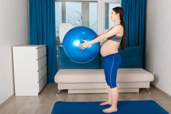 健身球的孕妇 — 图库照片