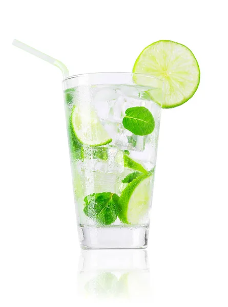 Bicchiere di limonata fredda con paglia isolata su bianco — Foto Stock