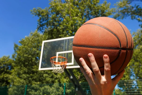 Mani che lanciano palla da basket — Foto Stock