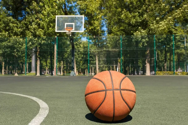 Basketball Ball Outdoors Court Hoop Background — Stock Photo, Image
