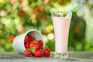 çilekli milkshake cam masada