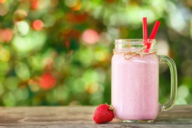 masada mason kavanoza çilekli milkshake