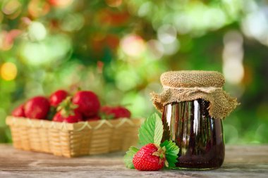 kavanoz içinde çilek reçeli