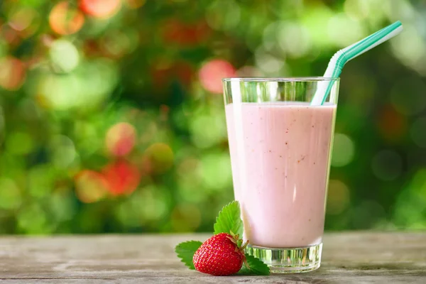 Milkshake fraise en verre sur table — Photo