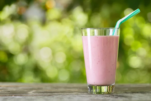 Рожевий молочний коктейль в склянці на столі — стокове фото