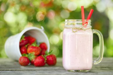 masada mason kavanoza çilekli milkshake