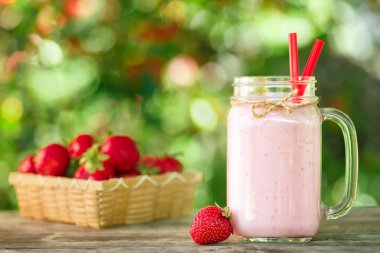 masada mason kavanoza çilekli milkshake