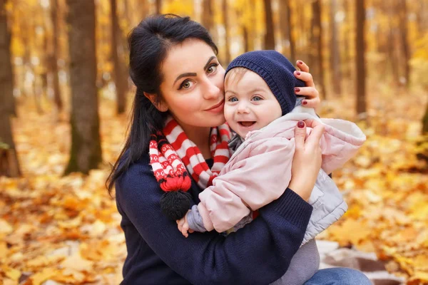 Portrét mladé matky s malou dcerou — Stock fotografie
