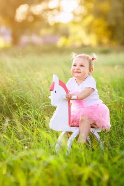 Μικρό κορίτσι σε ένα άλογο παιχνίδι — Φωτογραφία Αρχείου