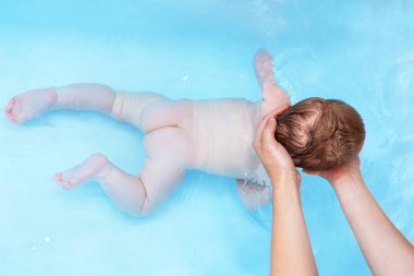 Banyoda yüzme erkek bebek