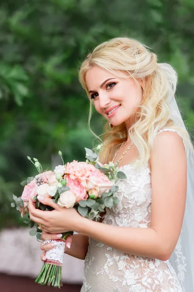 Portrait of beautiful bride — Stock Photo, Image