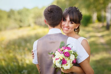 Damat gelini dışarıda kucaklıyor.