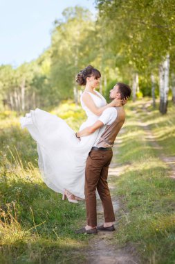 Açık havada ellerini tutarak gelin damat