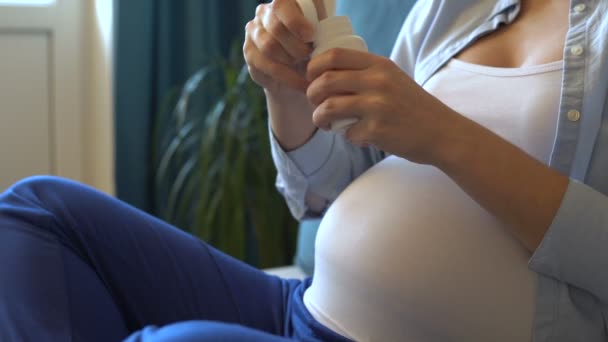 Беременная женщина принимает таблетки — стоковое видео