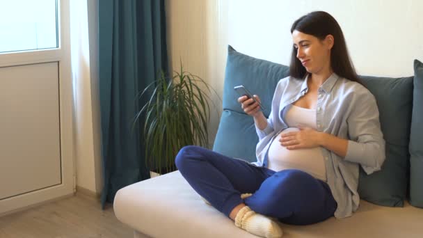 Schwangere streichelt ihren Bauch — Stockvideo