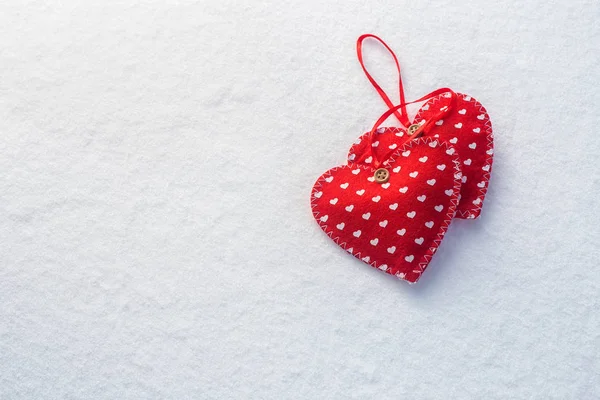 Dwa czerwone serca na śniegu — Zdjęcie stockowe