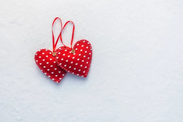Dwa Czerwone Serca Śniegu Koncepcja Walentynki Miłość Sezon Zimowy — Zdjęcie stockowe