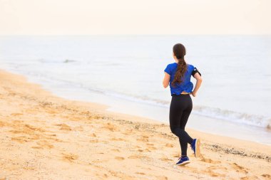 kumsalda koşmak kadın