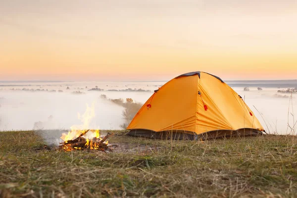 Táborák a stan při východu slunce — Stock fotografie