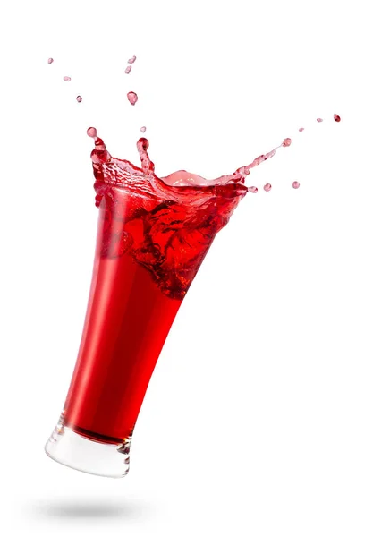 Vidro caindo com suco vermelho — Fotografia de Stock