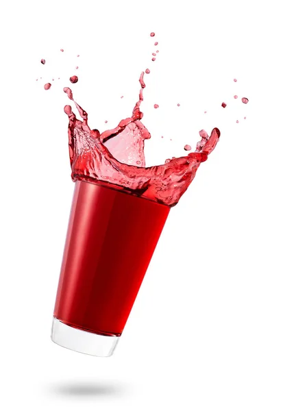 Vidro caindo com suco vermelho — Fotografia de Stock