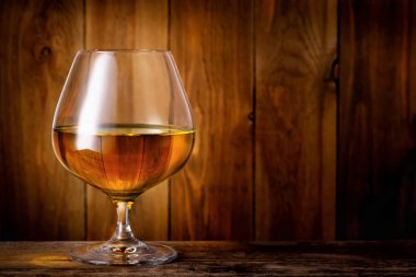 Bardakta konyak veya konyak.