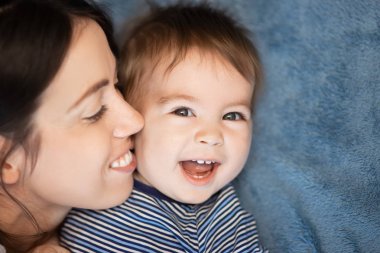 Anne ve bebek çocuk yatakta