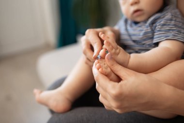 Bebek için anne kesme çivi