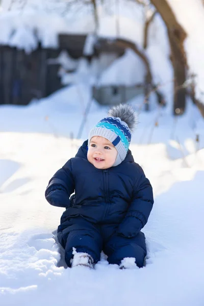 Baby boy sitting on snow — Stock Photo, Image