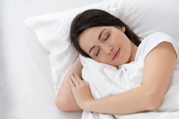 Gadis tidur di tempat tidur putih — Stok Foto