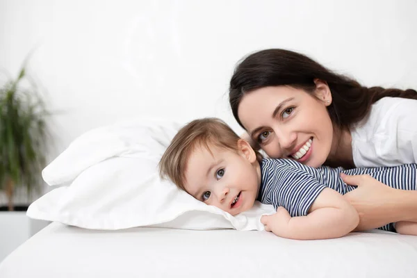 Madre y bebé niño en la cama —  Fotos de Stock