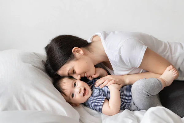 Madre y bebé niño en la cama —  Fotos de Stock