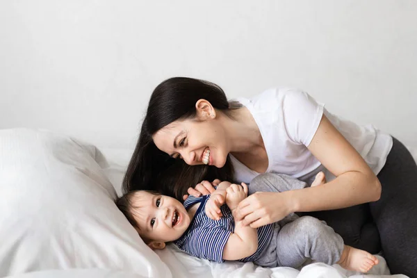 Anya és a baba fiú ágyon — Stock Fotó
