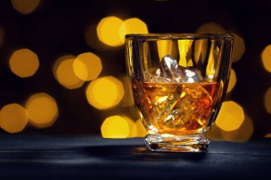 viski bardağına buz küpleri ile