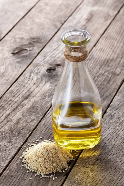 Aceite de sésamo en botella de vidrio —  Fotos de Stock