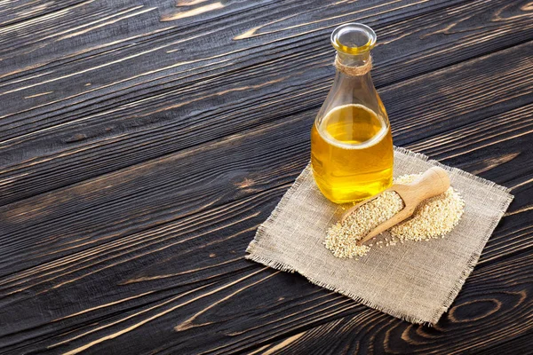 Sezamový olej ve skleněné láhvi — Stock fotografie