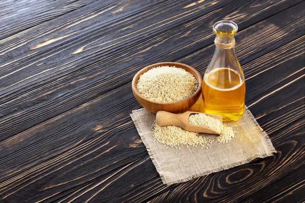 Sezamový olej ve skleněné láhvi — Stock fotografie