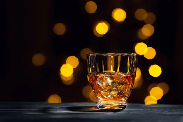 Whisky con hielo en vidrio —  Fotos de Stock