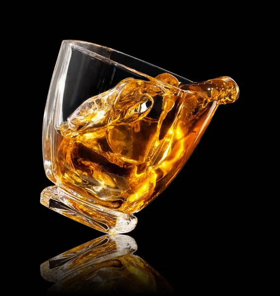 グラスにウイスキーのしぶき — ストック写真