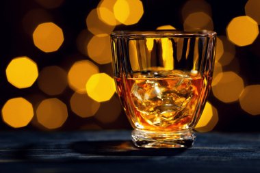 viski bardağına buz küpleri ile