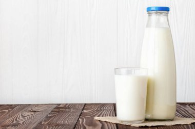 Süt bardakta ve şişede