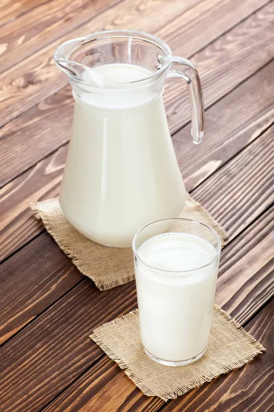 Süt bardakta ve sürahi — Stok fotoğraf