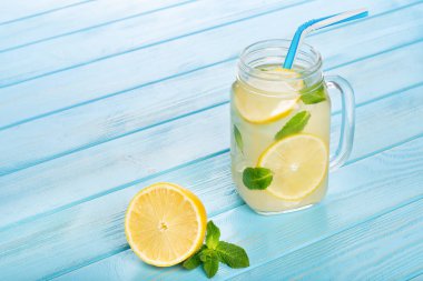 Duvarcı kavanozunda limonata