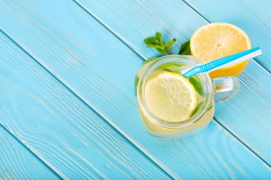 Duvarcı kavanozunda limonata