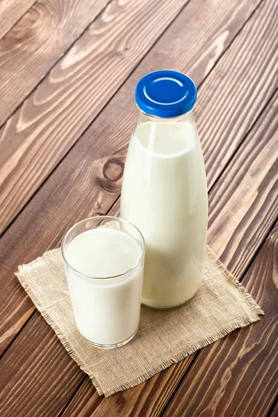 Süt bardakta ve şişede — Stok fotoğraf
